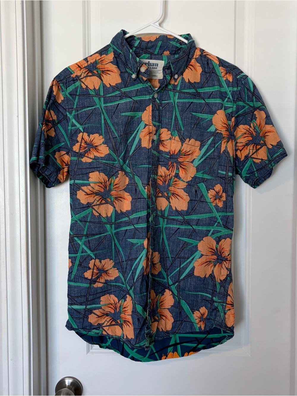 urban pipeline- Navy Floral Short sleeve button Down-
Size S